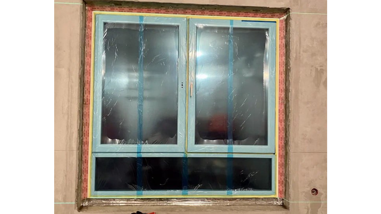 Готовая работа от компании «Окна Каспер» — изолировали проем, смонтировали и сделали изоляцию швов, упаковали окна
